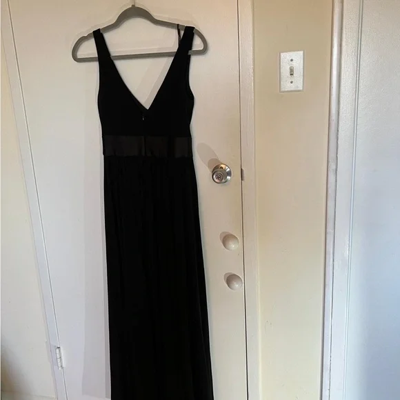 Elegant Black Vera Wang Sleeveless Dress - Picture 11 of 16